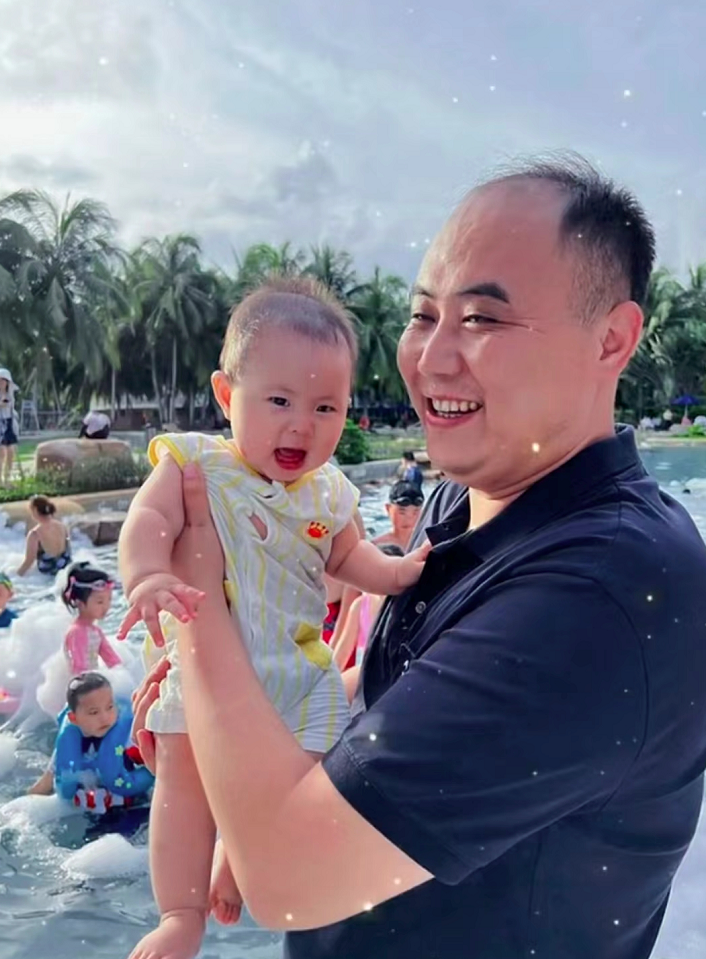 父女似“爷孙”，妻子调侃回应：从朱亚文到猪八戒的进化过程