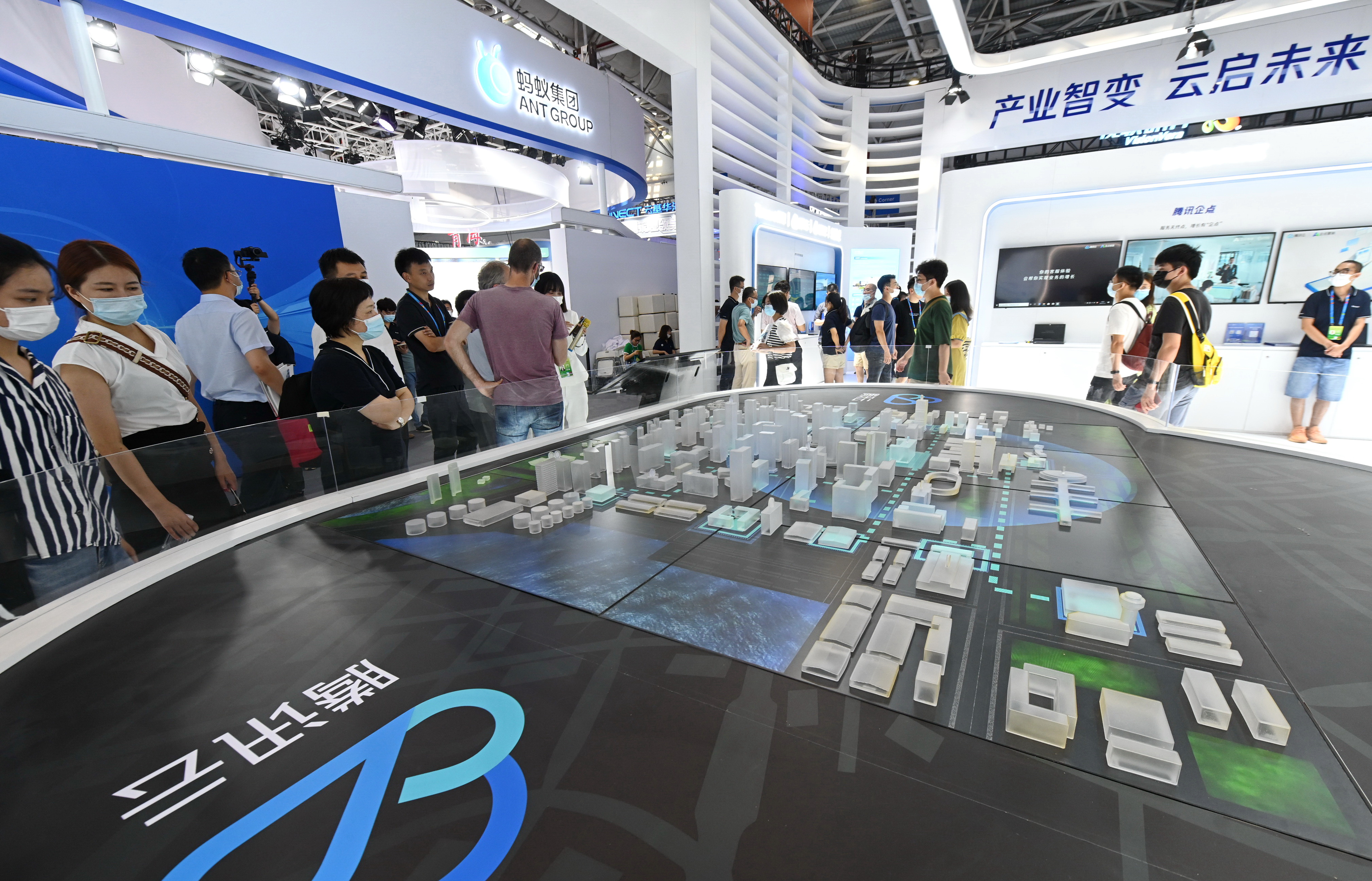 （新华全媒+·图文互动）（4）为千行百业数字化“插上翅膀”——在第五届数字中国建设峰会感受新风向