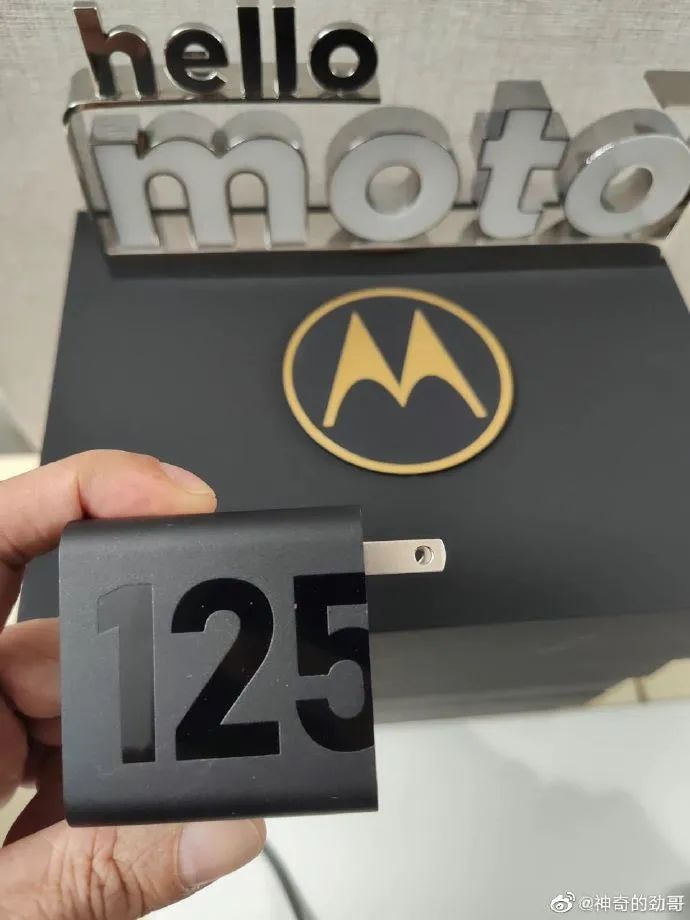 摩托罗拉展示 125W 充电头，moto X30 Pro 官宣搭载