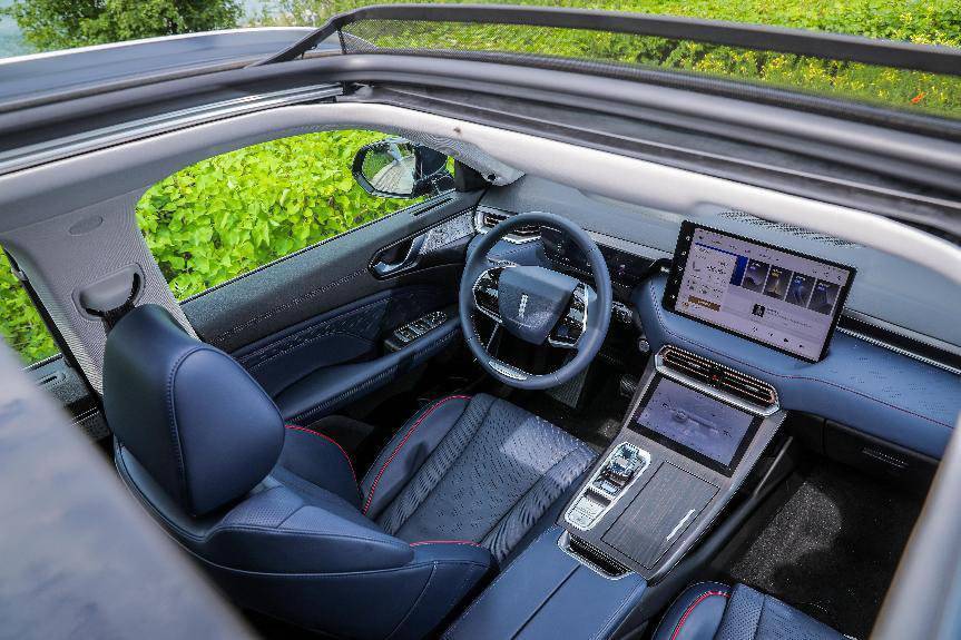 封车讯｜防遗留儿童窒息神器诞生：当车外温度高于23°，魏牌拿铁的天窗将自动翘起