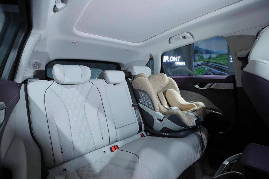 封车讯｜防遗留儿童窒息神器诞生：当车外温度高于23°，魏牌拿铁的天窗将自动翘起