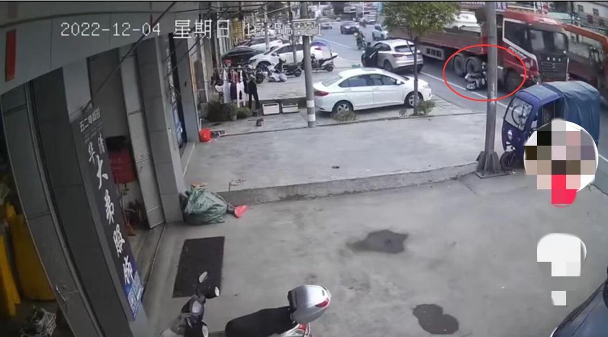 电动车躲避违停SUV被货车撞上致一死两伤(货车违停电动车撞上受伤)