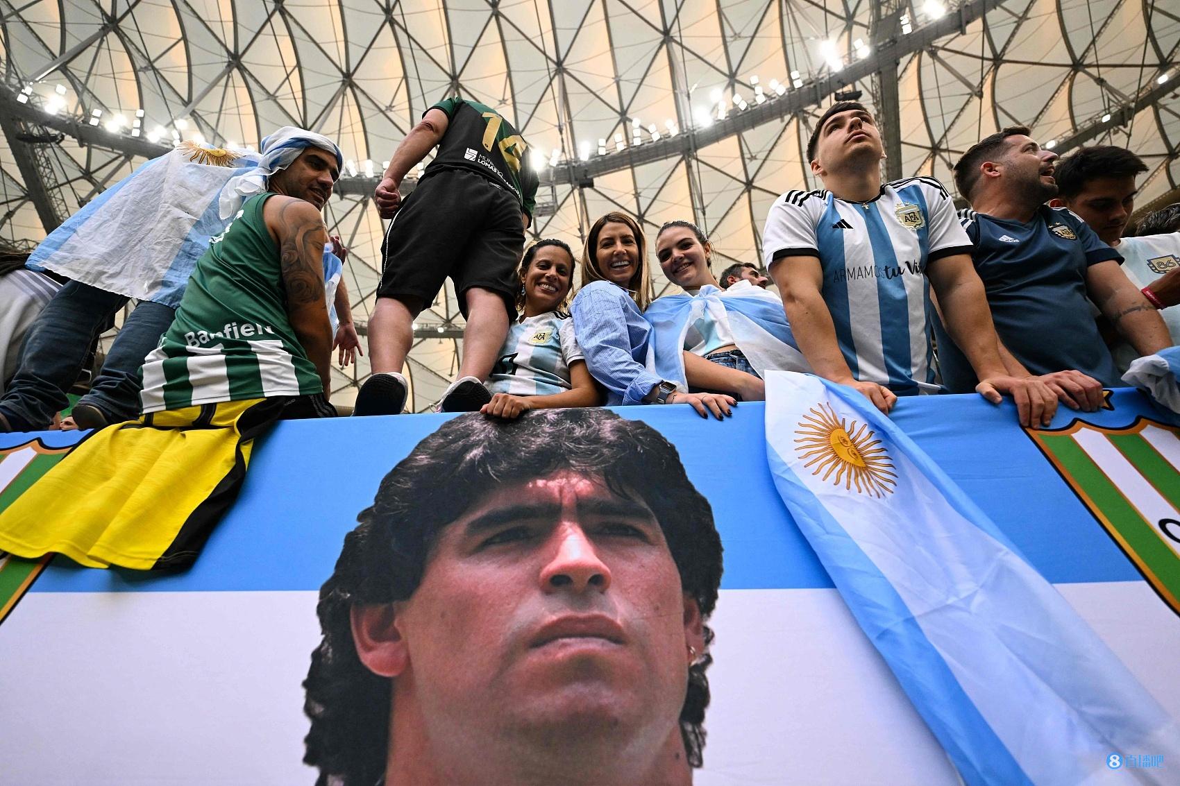 天佑阿根廷！阿根廷球迷在看台上展示出马拉多纳海报
