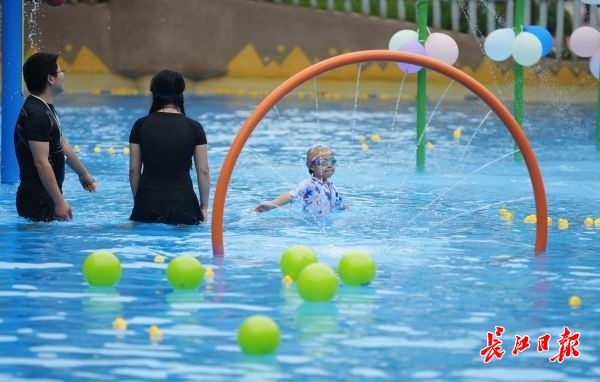 巨浪滚滚清爽江城夏天，玛雅海滩今日开园