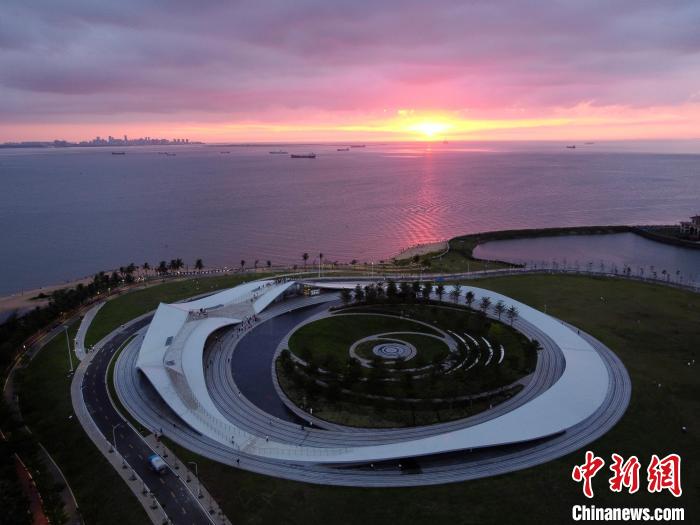 海口“天空之山”驿站：呈现滨海落日美景