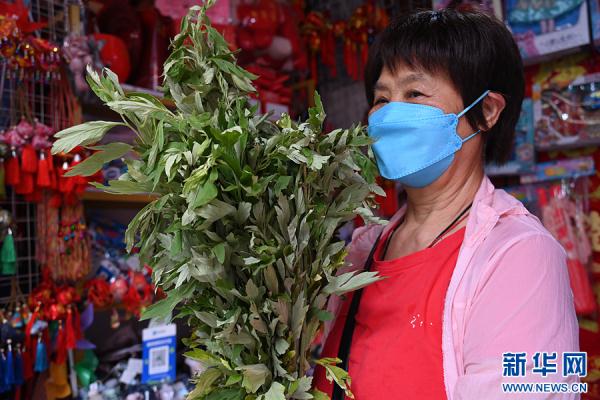 清风拂面来一碗：合肥市民跨年倒数一起放飞气球，清风拂面来一碗