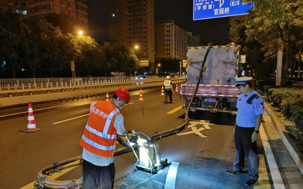 首都道路优化，超大城市治理连下绣花功夫 | 新京报社论