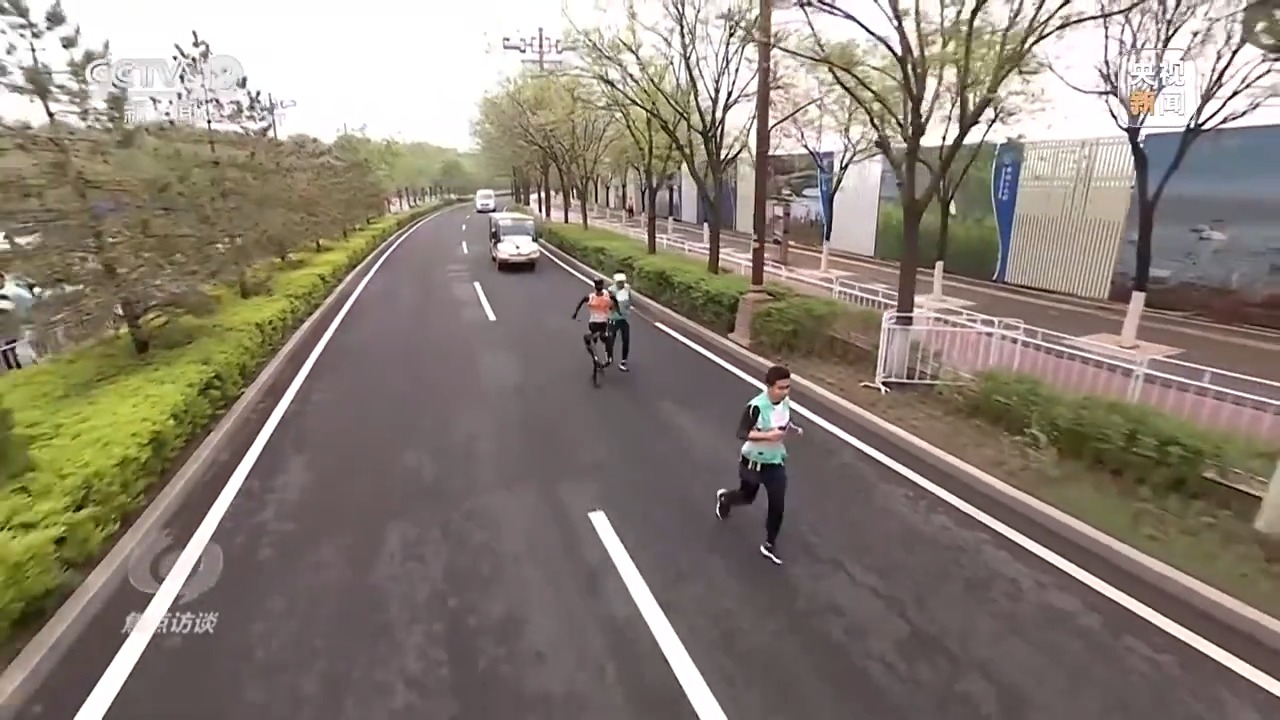 被机器人半马刷屏 看“花式奔跑”背后机器人产业的新未来