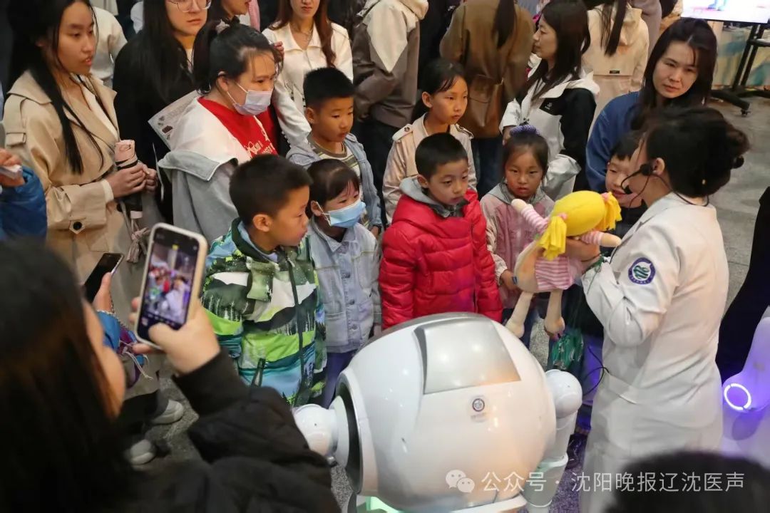 AI智能机器人搭档名医把脉 市肛肠医院中医夜市特色诊疗获市民点赞