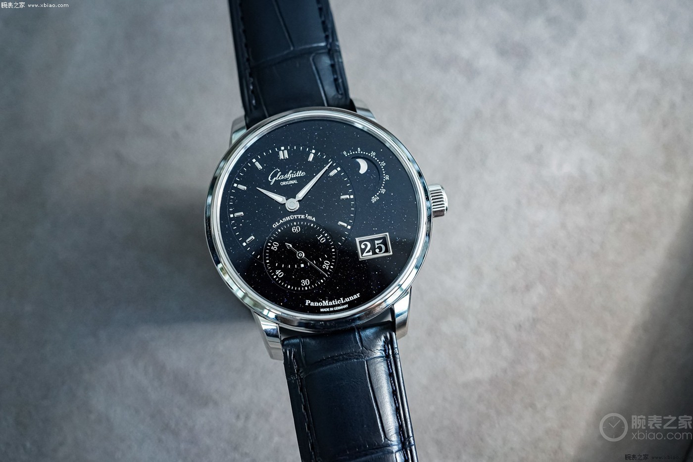 格拉苏蒂原创推出偏心月相周年纪念版砂金石限量腕表