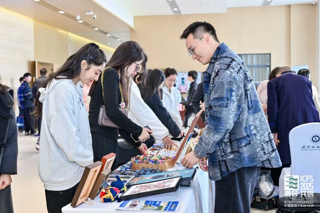 两代人的苗绣故事