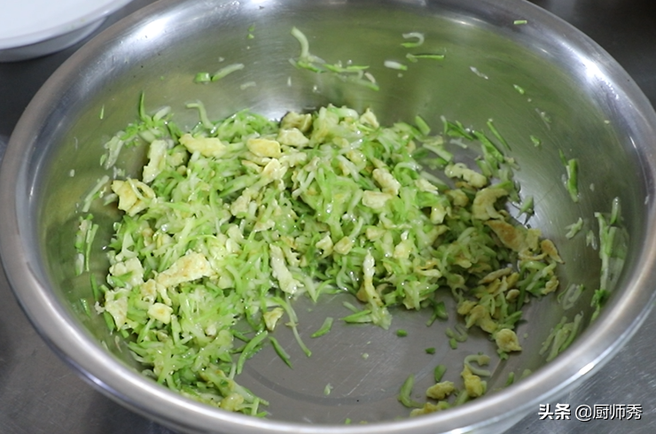 西葫芦鸡蛋饺子，西葫芦鸡蛋饺子的做法大全（2个西葫芦3个鸡蛋）