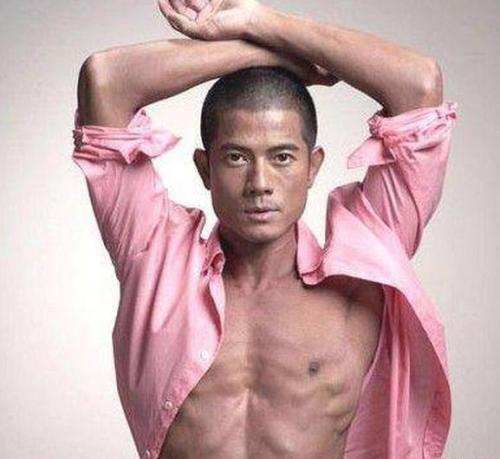 普通歌曲简单易学的歌词，《听风的歌》粤语版谐音中文搞笑歌词