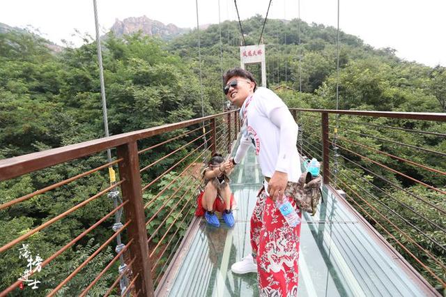 郑州网红跳舞的地方，小姐姐们在上面跳舞拍大片