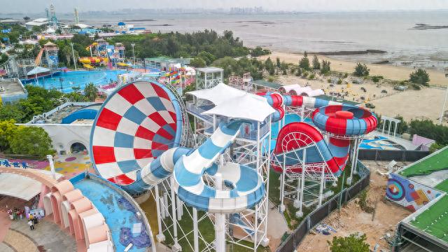 厦门玩水好去处，梦幻水世界水上乐园，滨海景色漂亮极了