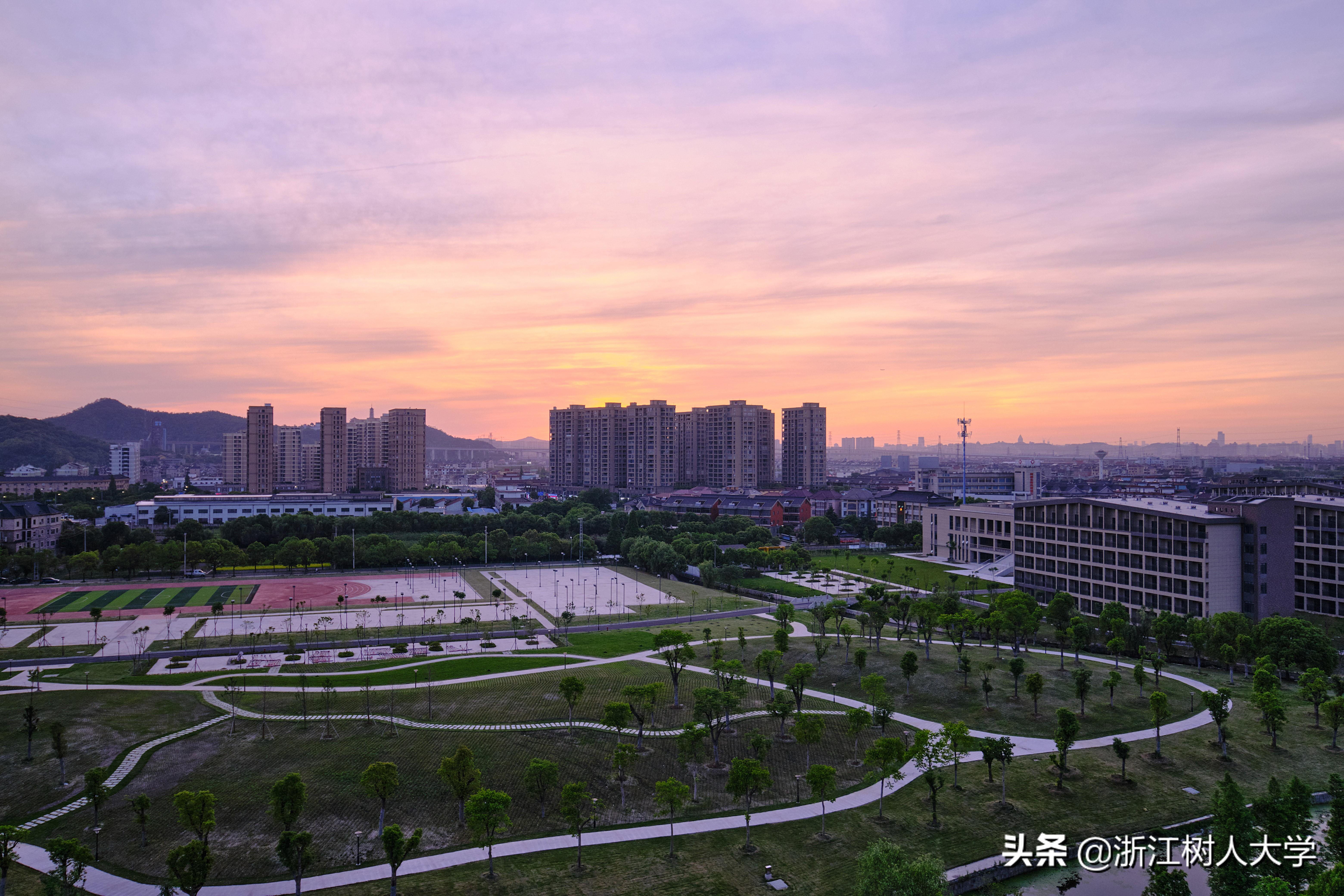 报到地点:浙江树人大学杭州拱宸桥校区(杭州市拱墅区树人街8号).