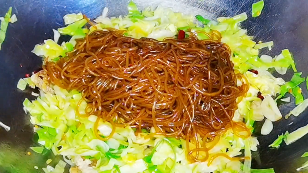 图片[6]-【包菜炒粉条】做法步骤图 不坨不粘锅 好吃又解馋-起舞食谱网