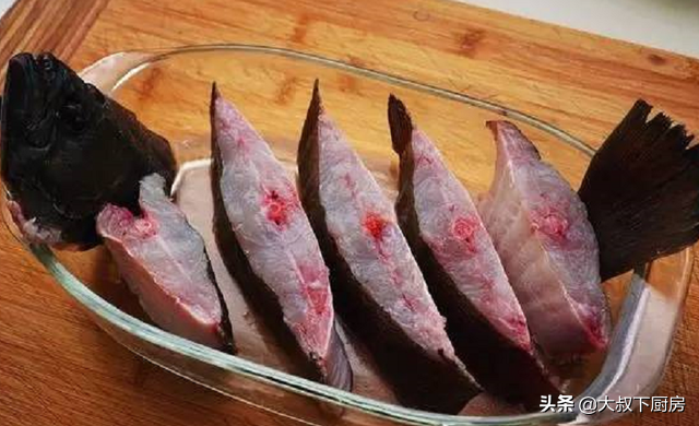 清蒸比目鱼的做法，清蒸比目鱼的家常做法步骤（大叔教你清蒸比目鱼）
