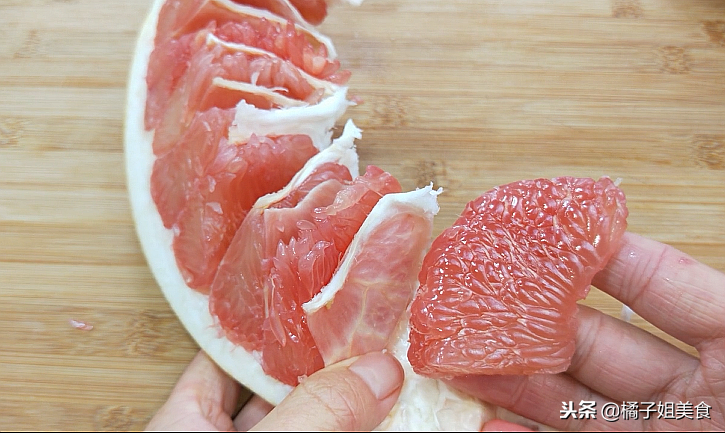 图片[6]-“剥柚子”的方法 只需一个技巧 剥着简单吃着方便-起舞食谱网