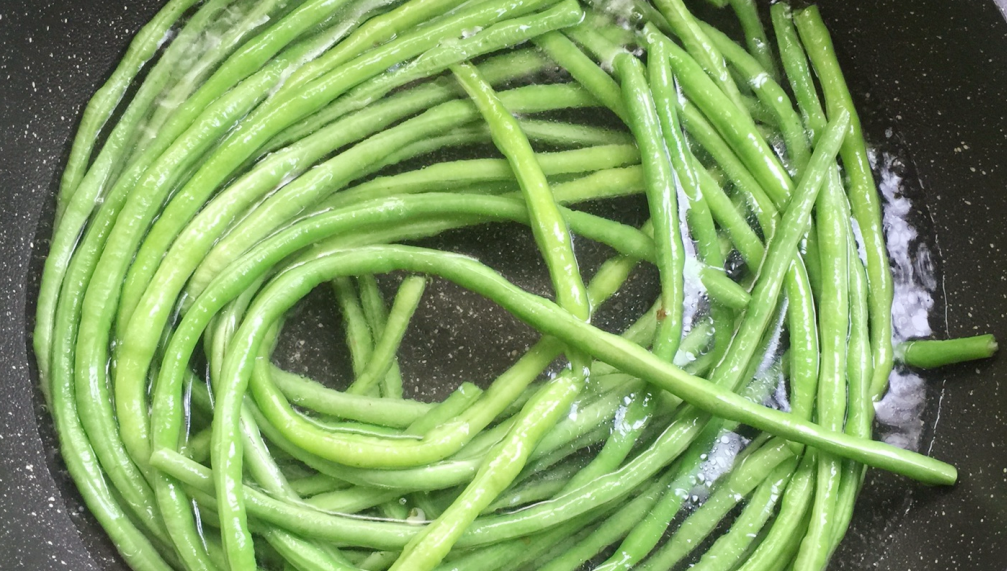 图片[2]-【鸡蛋豆角饼】做法步骤图 嫩脆又营养 2斤不够吃-起舞食谱网