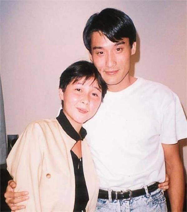 "影帝"梁家辉:摆地摊时与妻子相识相爱,成名后更爱沧桑的你