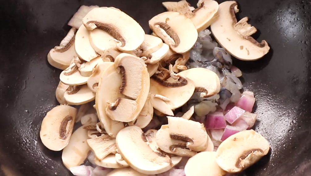 圖片[3]-【奶油蘑菇湯】做法步驟圖 奶香濃郁 家人特愛吃-起舞食譜網(wǎng)