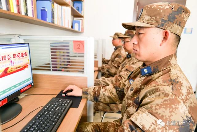  文职蓝色领章，“孔雀蓝”在北疆绽放 