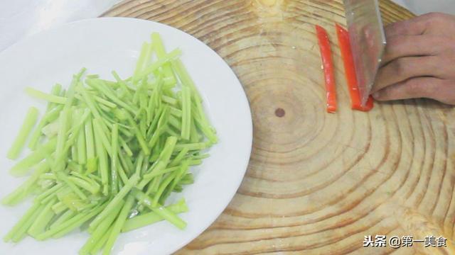 芹菜炒肉怎么炒，芹菜炒肉这样做才好吃（芹菜炒肉的家常做法）