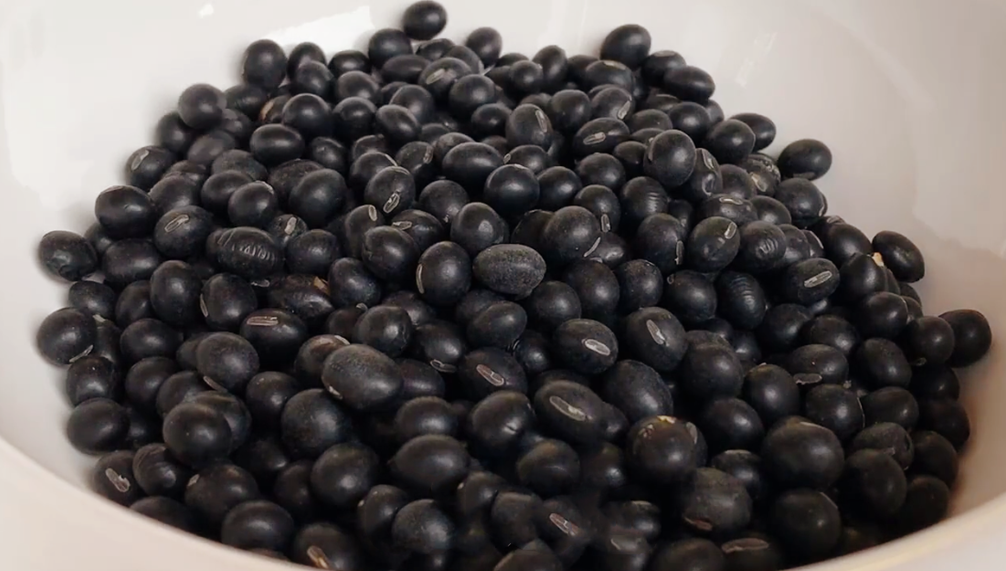 图片[2]-【黑豆蒸糕】做法步骤图 简单一做 出锅家人抢着吃-起舞食谱网