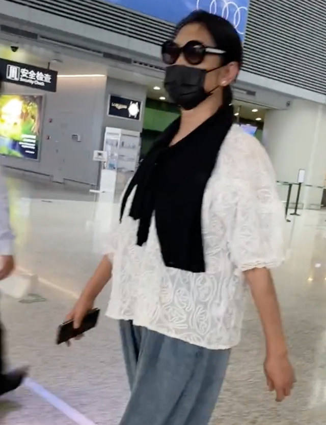 62岁倪萍素颜走机场打扮时髦，走路略显蹒跚不用人扶