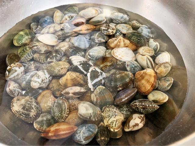 蚬子怎么吐沙子干净快，蛤蜊最快吐沙最干净方法（蚬子怎么做没有沙子还不腥）