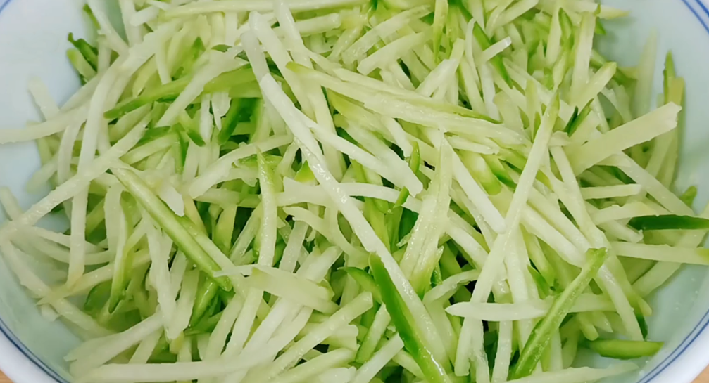 图片[2]-【炸萝卜丸子】做法步骤图 外酥里软不吸油 一大盆不够吃-起舞食谱网