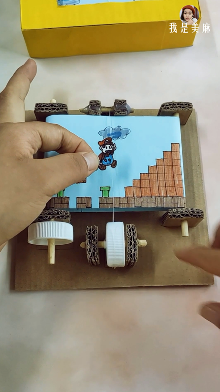 然后用纸板封顶,再贴上一层卡纸,好玩的超级玛丽掌上游戏机就做好了.