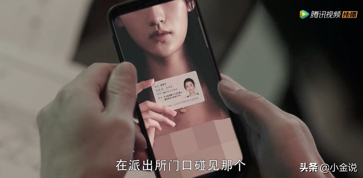 脱光衣服举着身份证,拍下自己的裸照,就能拿到相应的数额.