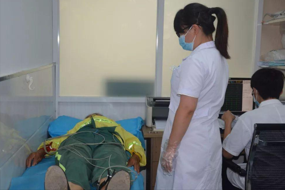 学校体检脱女生裤子(高三学生再翻车)