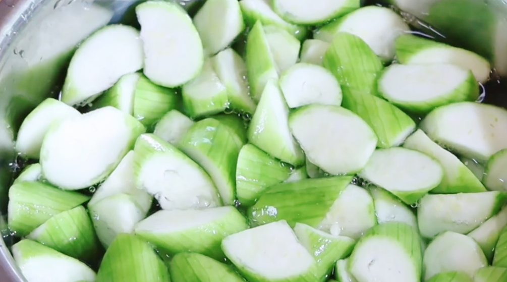 图片[2]-【丝瓜白玉菇汤】做法步骤图 营养又美味 清甜开胃还解油腻-起舞食谱网