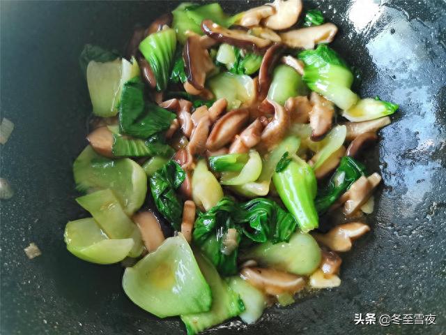 香菇油菜怎么炒，香菇油菜怎么炒好吃又简单（油菜和香菇天生是一对）