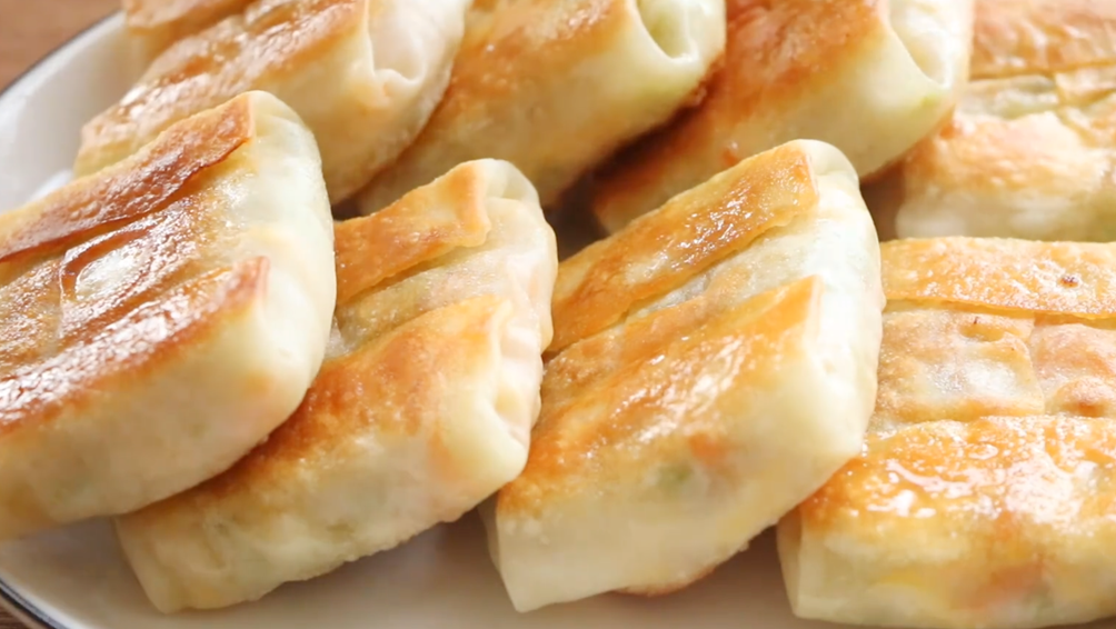 【餃子皮雞蛋煎餅】做法步驟圖 連吃8個不夠 十幾分鐘做全家人-起舞食譜網