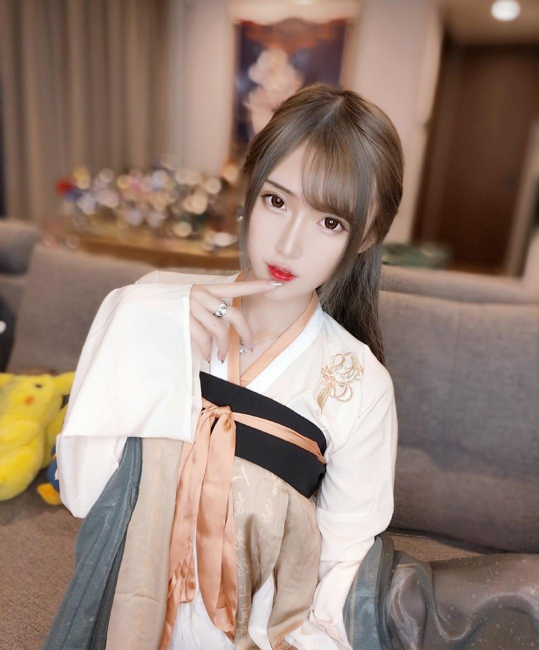 不过虽然腐团儿出了很多期cos,有人说腐团儿是天生的冷艳美人,长着一