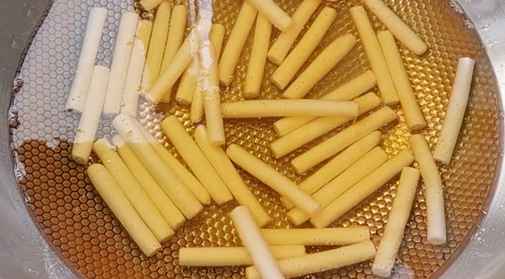 图片[5]-【江米条】做法步骤图 把糯米粉倒入滚烫开水里 出锅又酥又脆-起舞食谱网