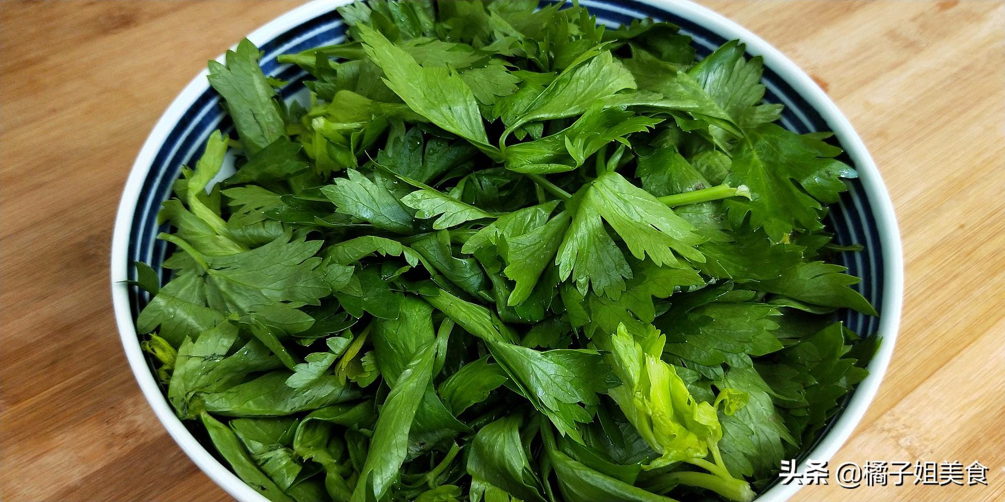 【芹菜葉炒木耳】做法步驟圖 做法簡單 美味而不膩-起舞食譜網