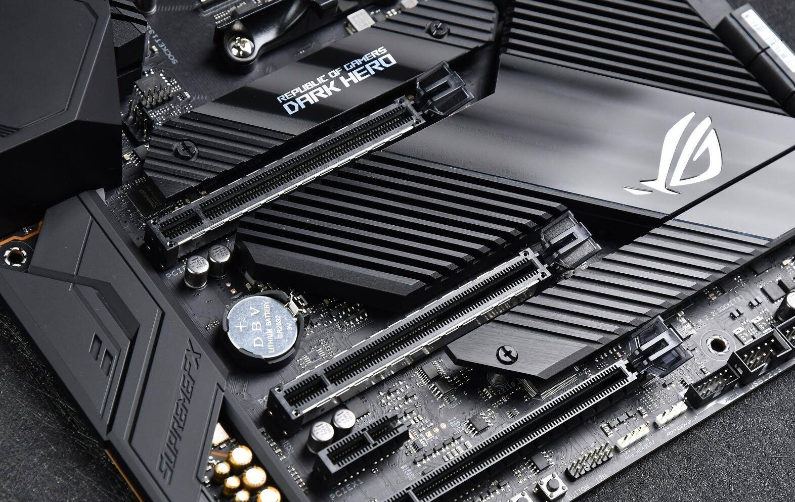 是rog crosshair viii hero,cpu供电用料不错,使用了ti csd95410rrb