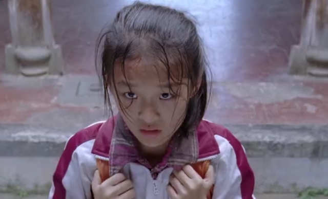 不过身上的校服却显得和周围格格不入,旁边的商贩见她可怜,便给了她一