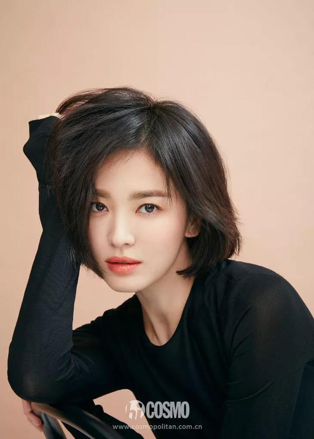 一双杏仁眼,极细的眼线在眼尾自然拉长,睫毛纤长卷翘,清淡的眼妆令她