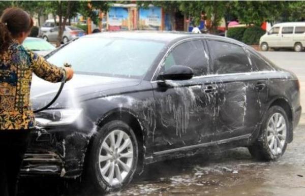 汽车怎么清洗干净（干净又不伤车的正确洗车做法）