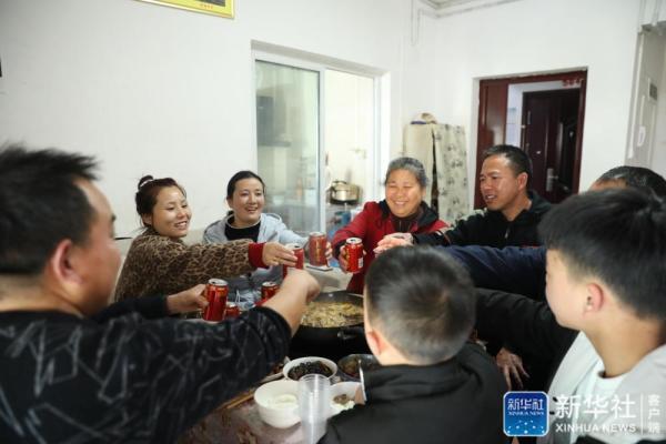 铜仁山镇家电维修上门拆装 贵州江口：搬迁户吴琴的第一笔存款