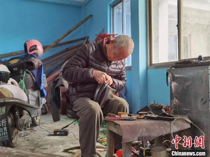 嘉兴家电维修全能班培训 浙江嘉兴七旬老人免费修家电38年：不过是举手之劳