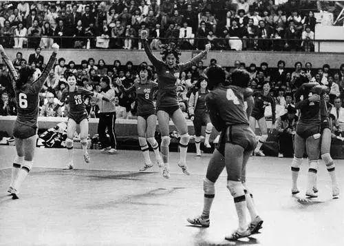 1982年女排世锦赛决赛 百年瞬间丨中国女排首次夺冠