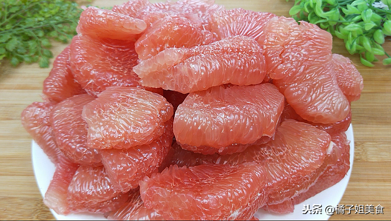 图片[1]-“剥柚子”的方法 只需一个技巧 剥着简单吃着方便-起舞食谱网