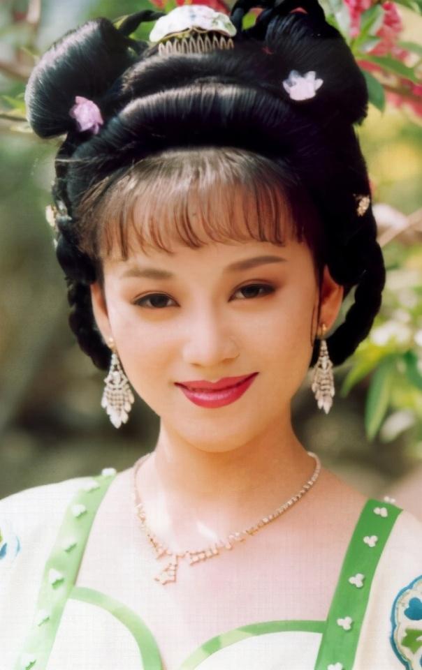 在两人结婚的时候,奇道还是一位小演员,而苗乙乙红极一时.